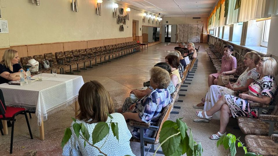 По поручению Главы ДНР Дениса Пушилина, секретарь Комитета по молодежной политике и патриотическому воспитанию Ольга Арутинова провела встречу с трудовым коллективом ДК «Заперевальный» По поручению Главы ДНР Дениса Пушилина, секретарь Комитета по молодежной политике и патриотическому воспитанию Ольга Арутинова провела встречу с трудовым коллективом ДК «Заперевальный»