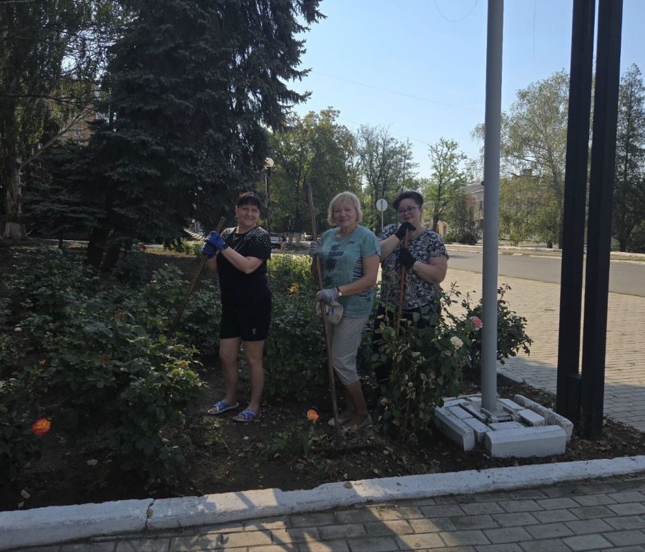 Торезский субботник: "Единая Россия" наводит порядок и вдохновляет горожан Торезский субботник: "Единая Россия" наводит порядок и вдохновляет горожан