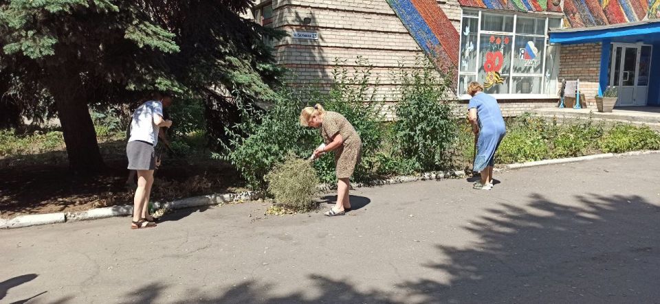 В Торезе прошёл общегородской субботник В Торезе прошёл общегородской субботник