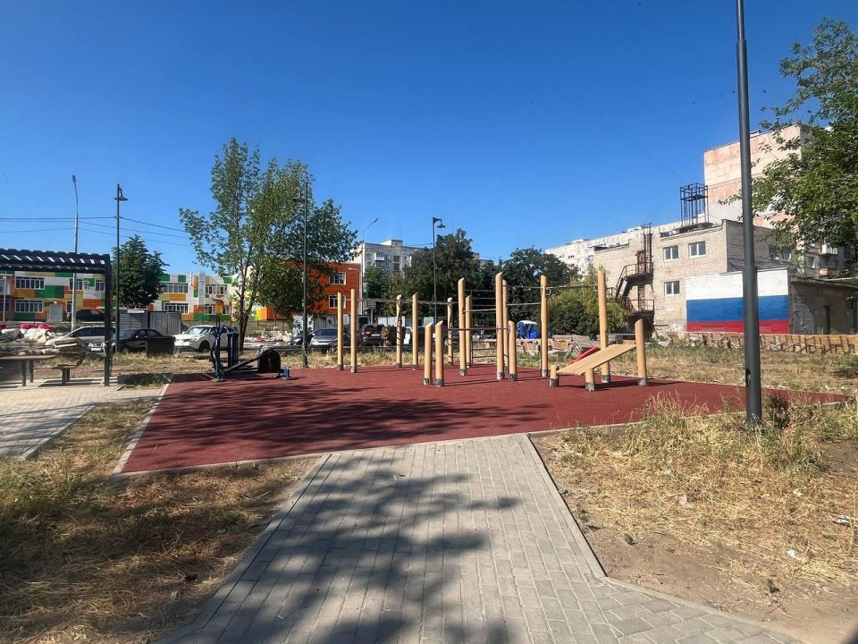 Строители из Петербурга продолжают благоустраивать Мариуполь Строители из Петербурга продолжают благоустраивать Мариуполь