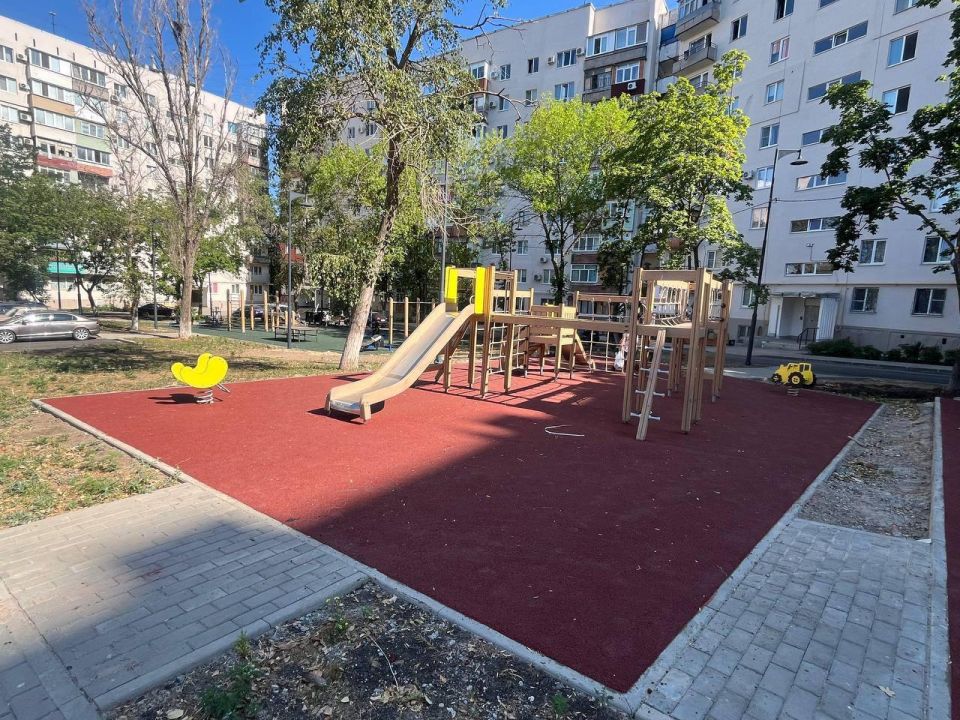 Строители из Петербурга продолжают благоустраивать Мариуполь Строители из Петербурга продолжают благоустраивать Мариуполь