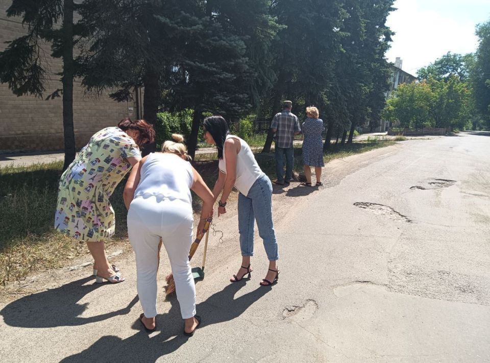 В Кировском внутригородском районе прошел субботник В Кировском внутригородском районе прошел субботник