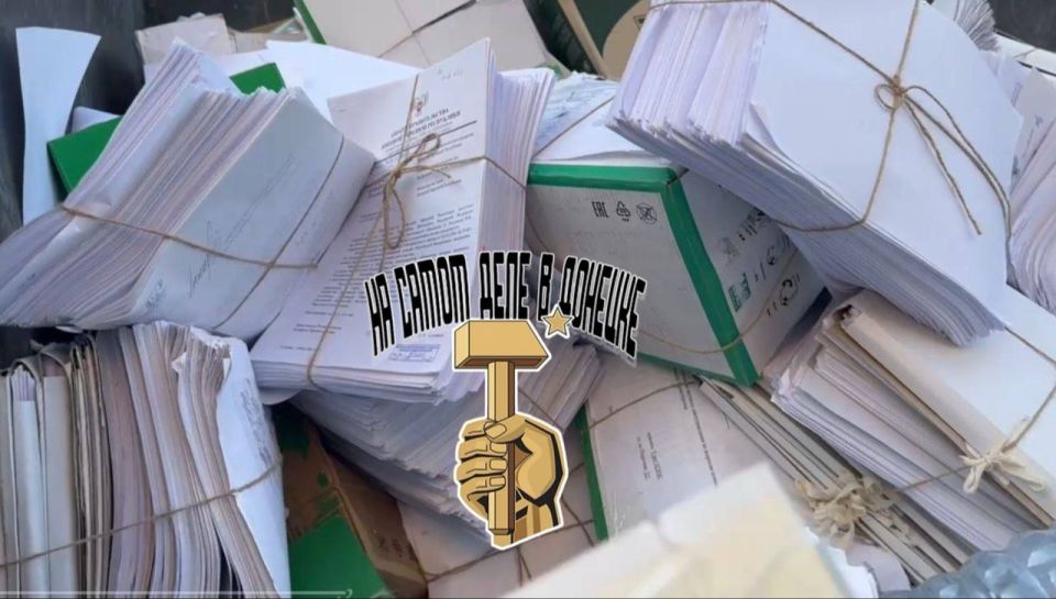 #нампишут. Преступное разгильдяйство чиновников из Министерства экономического развития ДНР «Архивы Минэкономразвития ДНР просто скинули в один из мусорных баков Ворошиловского района Донецка. Могли бы хоть на дачу вывезти... #нампишут. Преступное разгильдяйство чиновников из Министерства экономического развития ДНР «Архивы Минэкономразвития ДНР просто скинули в один из мусорных баков Ворошиловского района Донецка. Могли бы хоть на дачу вывезти...