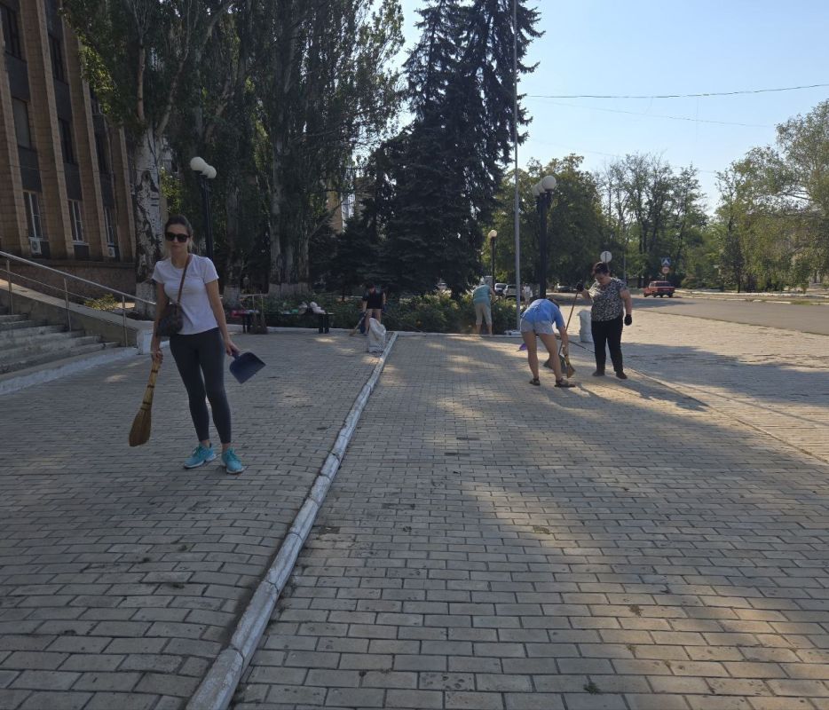 В Торезе прошёл общегородской субботник В Торезе прошёл общегородской субботник