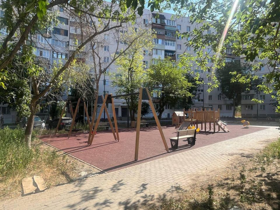 Строители из Петербурга продолжают благоустраивать Мариуполь Строители из Петербурга продолжают благоустраивать Мариуполь
