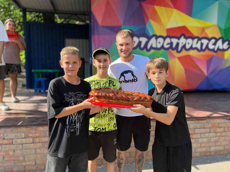 Второй год подряд 500 амвросиевских школьников отдыхают на Азовском море благодаря поддержке Амурской области Второй год подряд 500 амвросиевских школьников отдыхают на Азовском море благодаря поддержке Амурской области