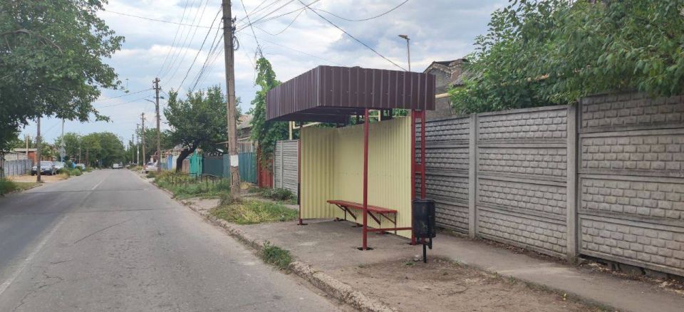 По поручению Главы ДНР Дениса Владимировича Пушилина МУП АГОД ДНР «ДРСУ» завершило монтаж остановочного павильона по улице Одесской («проспект Гонимова») в направлении улицы Пухова, и выполнено подготовку остановочной... По поручению Главы ДНР Дениса Владимировича Пушилина МУП АГОД ДНР «ДРСУ» завершило монтаж остановочного павильона по улице Одесской («проспект Гонимова») в направлении улицы Пухова, и выполнено подготовку остановочной...