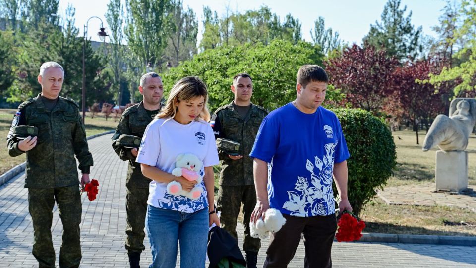 В День памяти детей – жертв войны в Донбассе – на Аллее Ангелов в Донецке с раннего утра много людей В День памяти детей – жертв войны в Донбассе – на Аллее Ангелов в Донецке с раннего утра много людей