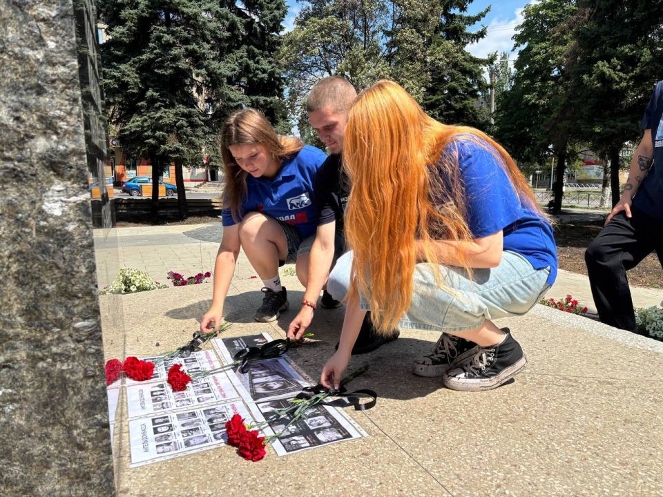 Партийцы Снежного несут цветы к памятному знаку в День памяти погибших детей Донбасса Партийцы Снежного несут цветы к памятному знаку в День памяти погибших детей Донбасса