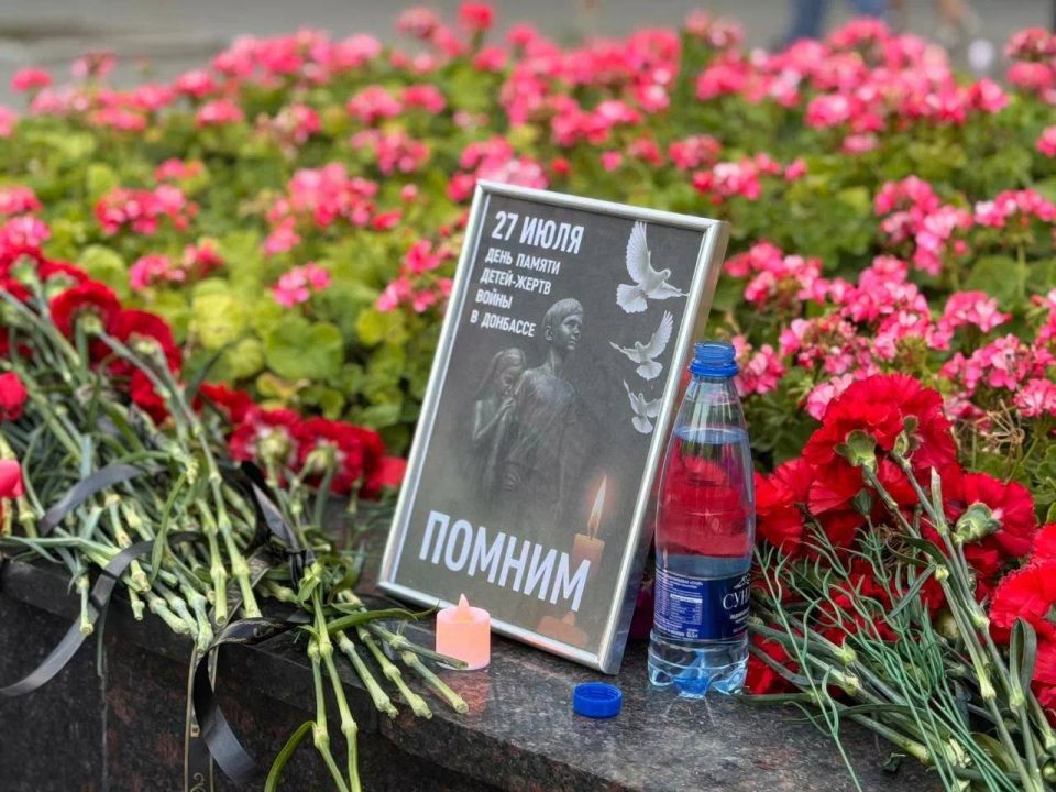 В День памяти детей-жертв войны в Донбассе активисты Молодой Гвардии Единой России и Волонтерской Роты почтили память погибших В День памяти детей-жертв войны в Донбассе активисты Молодой Гвардии Единой России и Волонтерской Роты почтили память погибших