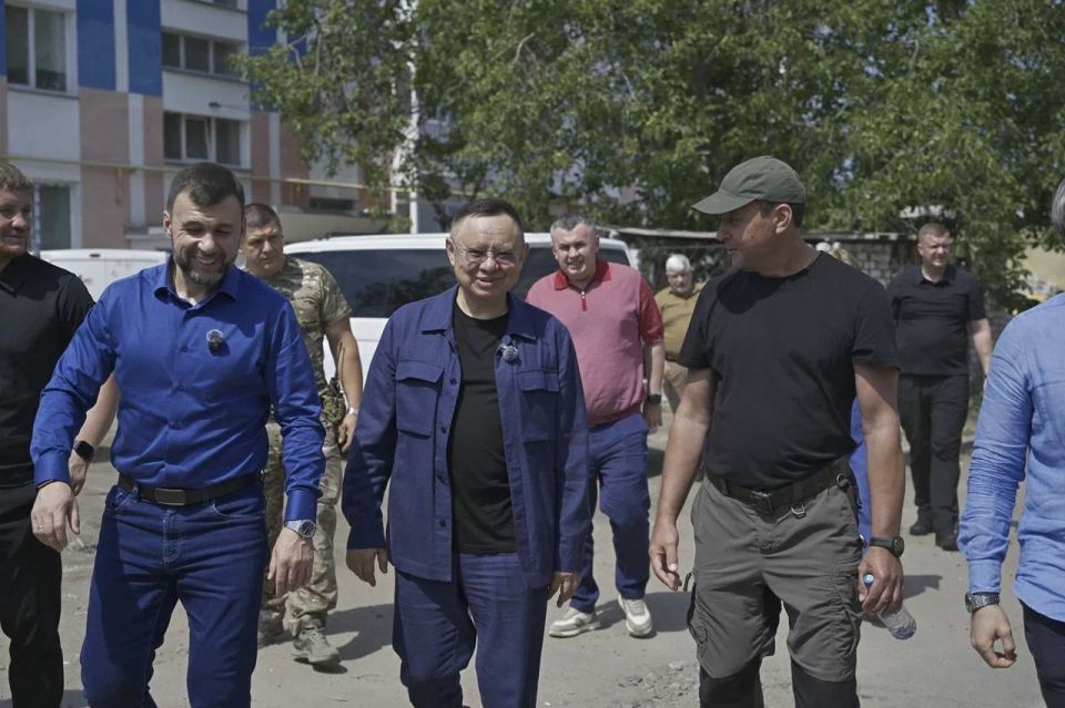 Глава Минстроя России Ирек Файзуллин вместе с Главой ДНР Денисом Пушилиным ознакомился с ходом строительства многоквартирных домов в Волновахе Глава Минстроя России Ирек Файзуллин вместе с Главой ДНР Денисом Пушилиным ознакомился с ходом строительства многоквартирных домов в Волновахе