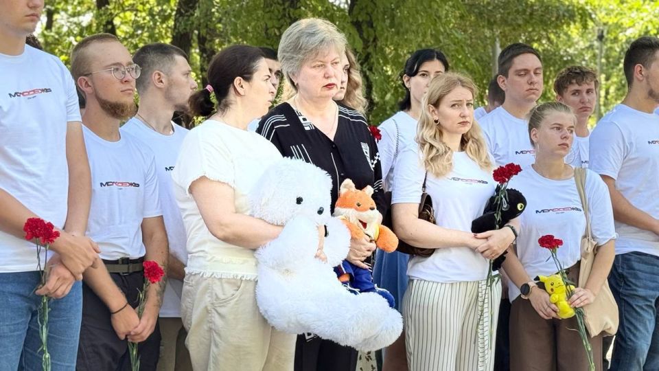 В Донецке на Аллее ангелов почтили память погибших детей Донбасса В Донецке на Аллее ангелов почтили память погибших детей Донбасса
