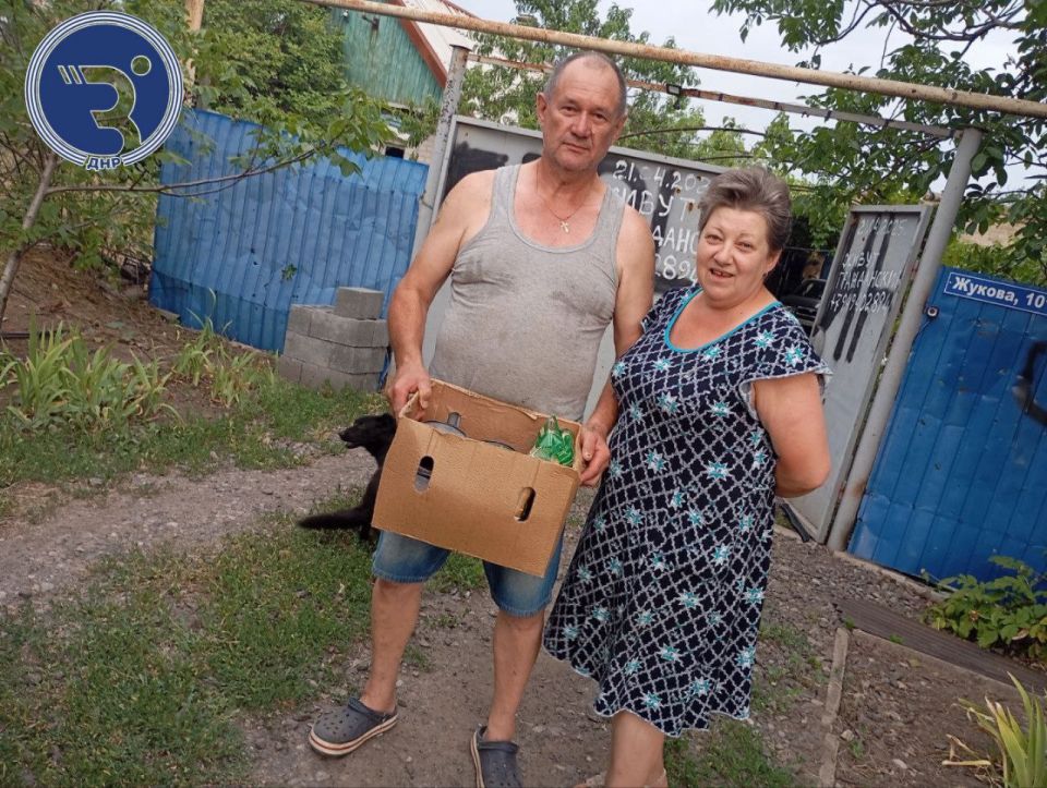 Продолжаем помогать!. Сегодня вновь оперативная группа "Здоровое отечество" ДНР поехали в город Красногоровка! Мирным жителям были доставлены готовые продукты питания! Руководитель регионального отделения "Здоровое... Продолжаем помогать!. Сегодня вновь оперативная группа "Здоровое отечество" ДНР поехали в город Красногоровка! Мирным жителям были доставлены готовые продукты питания! Руководитель регионального отделения "Здоровое...