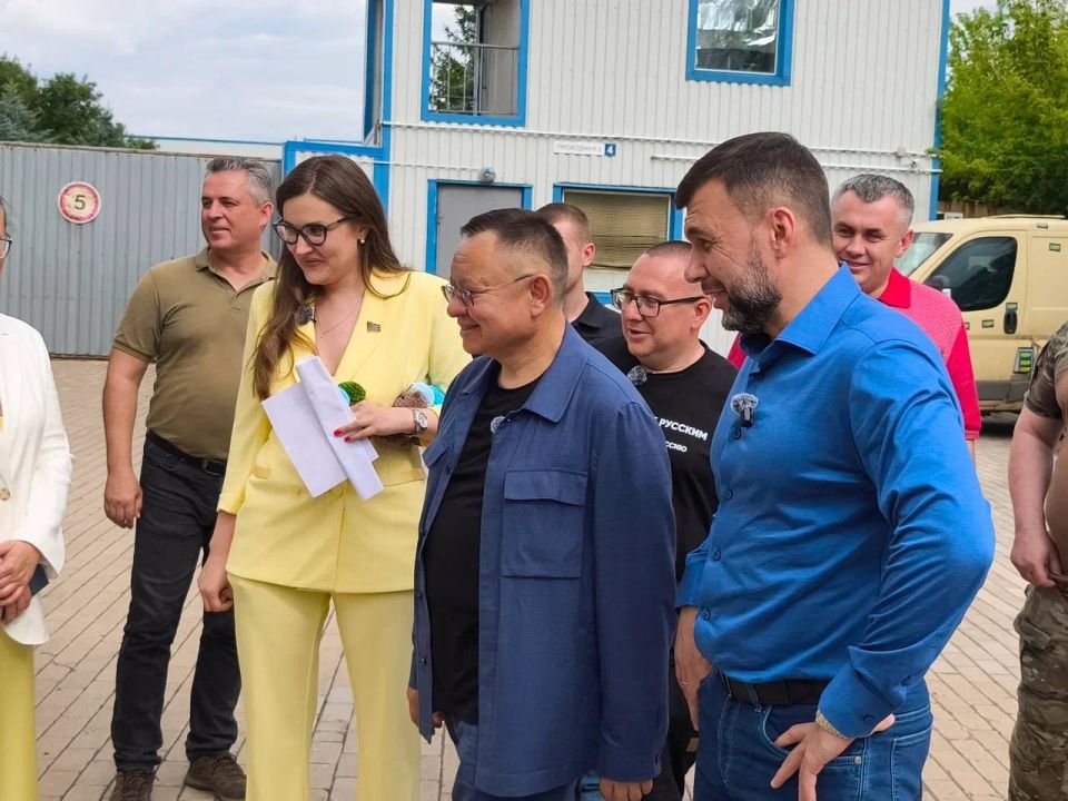 Глава Минстроя России Ирек Файзуллин и Глава ДНР Денис Пушилин приняли участие в передаче гуманитарной помощи военнослужащим Глава Минстроя России Ирек Файзуллин и Глава ДНР Денис Пушилин приняли участие в передаче гуманитарной помощи военнослужащим