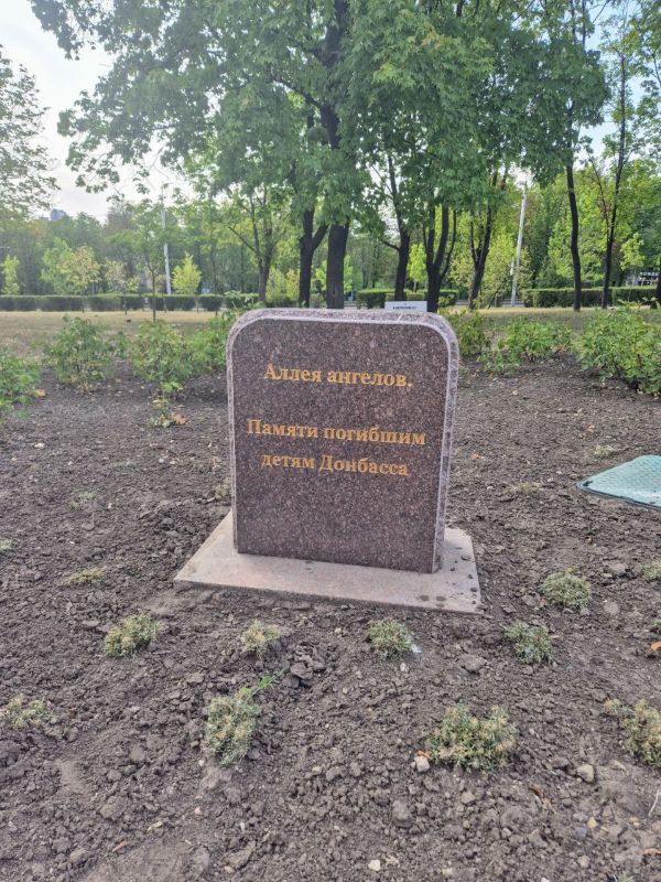 Депутат Ясиноватского муниципального совета Антон Тяпочкин возложил цветы на Аллее Ангелов Депутат Ясиноватского муниципального совета Антон Тяпочкин возложил цветы на Аллее Ангелов