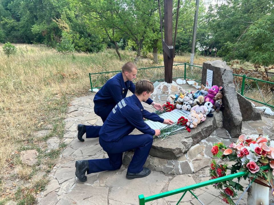 Сегодня, в День памяти детей и жертв войны в Донбассе, Донецкое РО ВСКС почтило память погибших детей, ставших жертвами вооружённой агрессии украинских формирований Сегодня, в День памяти детей и жертв войны в Донбассе, Донецкое РО ВСКС почтило память погибших детей, ставших жертвами вооружённой агрессии украинских формирований