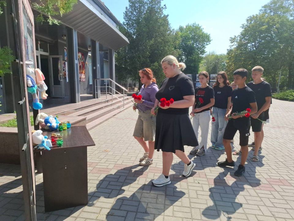 Молодёжь Мангуша помнит!. Сотрудники сектора молодежной политики администрации Мангушкого м.о. совместно с представителями НКО возложили цветы ко Дню памяти детей-жертв войны в Донбассе Молодёжь Мангуша помнит!. Сотрудники сектора молодежной политики администрации Мангушкого м.о. совместно с представителями НКО возложили цветы ко Дню памяти детей-жертв войны в Донбассе