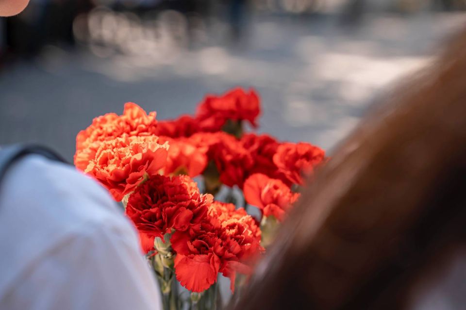 Помним каждого ангела. Возложили цветы в память о детях Донбасса, погибших в результате украинской агрессии Помним каждого ангела. Возложили цветы в память о детях Донбасса, погибших в результате украинской агрессии