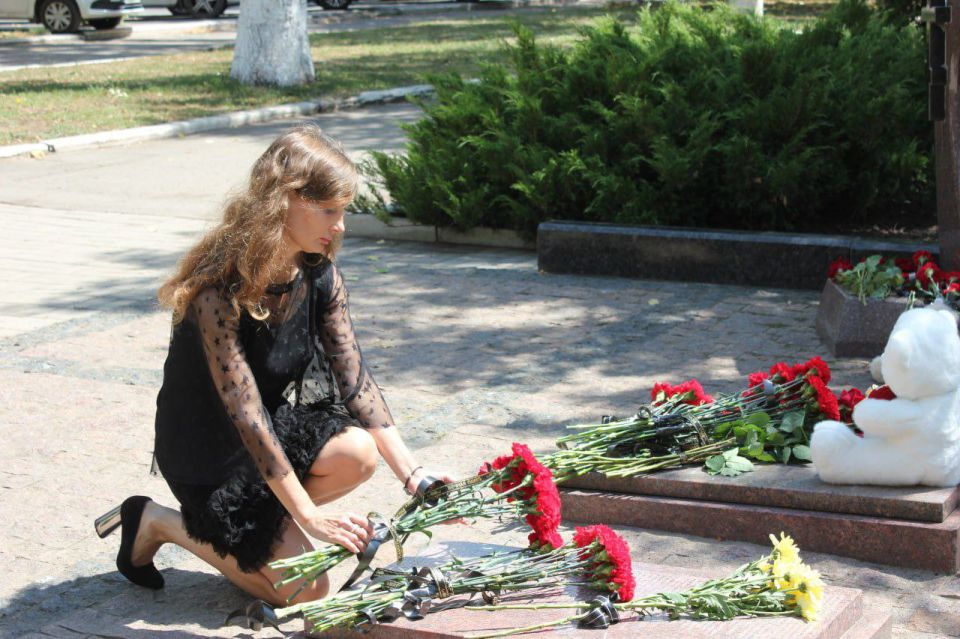 Женщины Горловки почтили память невинно убиенных горловчан Женщины Горловки почтили память невинно убиенных горловчан