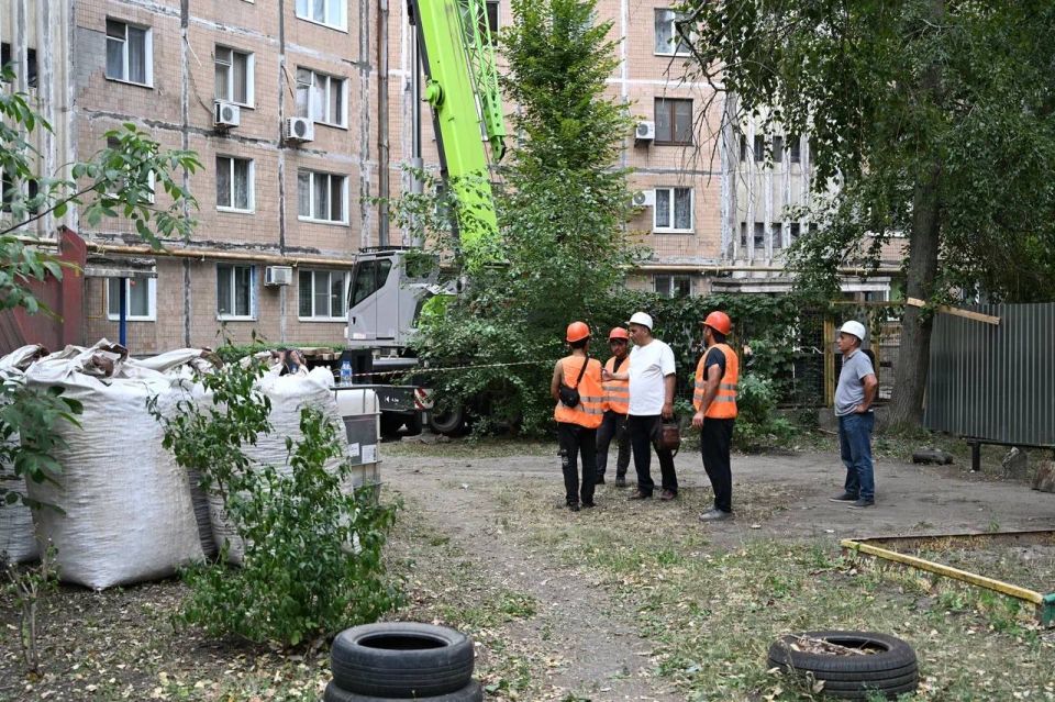 Министр строительства и ЖКХ РФ Ирек Файзуллин вместе с главой ДНР Денисом Пушилиным осмотрел ход ремонта многоквартирных домов в Кировском районе ДНР Министр строительства и ЖКХ РФ Ирек Файзуллин вместе с главой ДНР Денисом Пушилиным осмотрел ход ремонта многоквартирных домов в Кировском районе ДНР