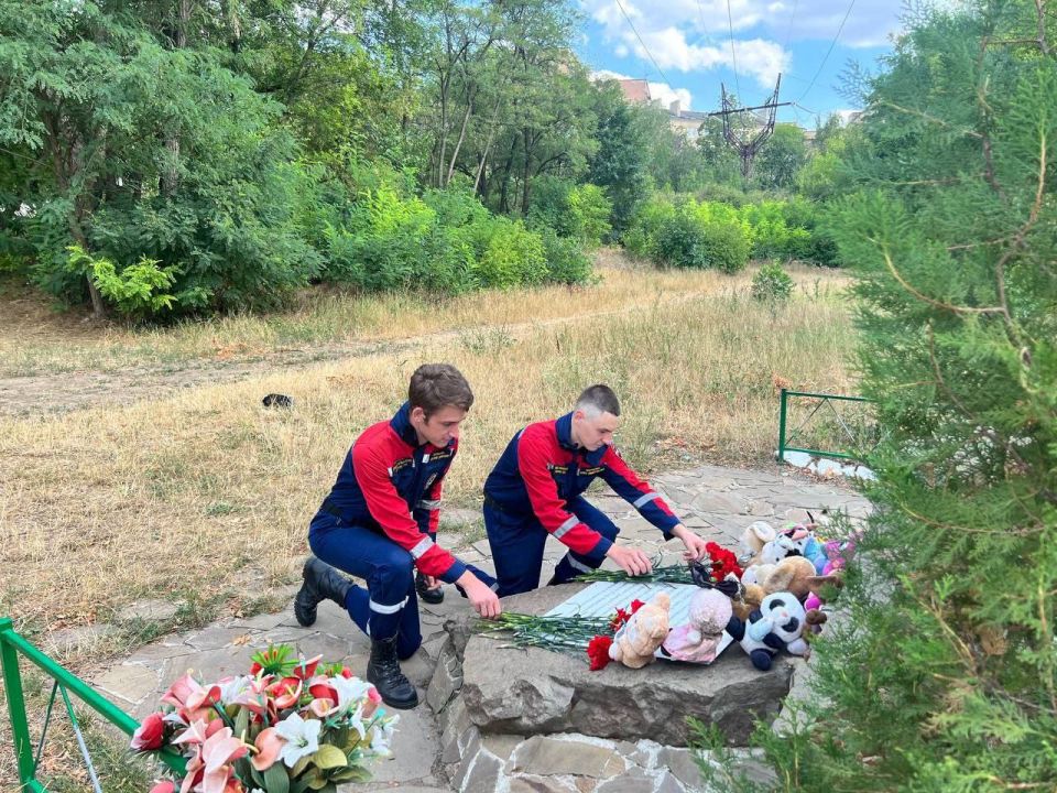 Сегодня день, когда мы с глубокой печалью вспоминаем юные жизни, оборвавшиеся в трагических событиях на Донбассе Сегодня день, когда мы с глубокой печалью вспоминаем юные жизни, оборвавшиеся в трагических событиях на Донбассе