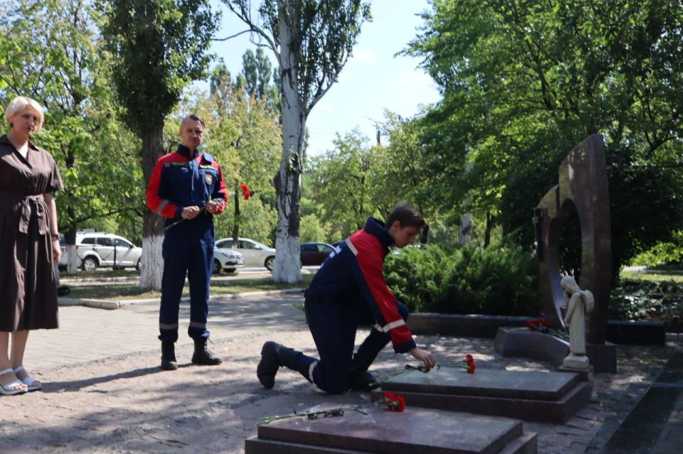Сегодня, 27 июля, делегация Автомобильно-дорожного института возложила цветы к памятнику, чтобы почтить память беззащитных детей, трагически погибших в результате конфликта Сегодня, 27 июля, делегация Автомобильно-дорожного института возложила цветы к памятнику, чтобы почтить память беззащитных детей, трагически погибших в результате конфликта