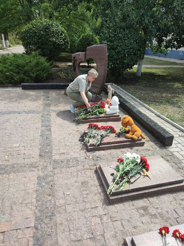 Женщины Горловки почтили память невинно убиенных горловчан Женщины Горловки почтили память невинно убиенных горловчан