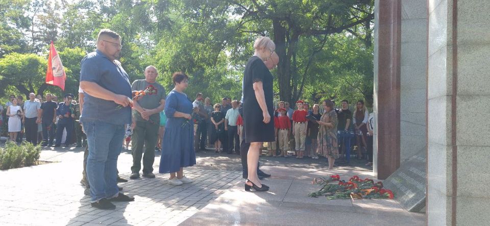 Сегодня, 27 июля возле Памятного знака «Защитникам и мирным жителям города Шахтерска и Шахтерского района, погибшим в ходе боевых действий июль-август 2014...» активисты Женского движения партии Единая Россия приняли участие... Сегодня, 27 июля возле Памятного знака «Защитникам и мирным жителям города Шахтерска и Шахтерского района, погибшим в ходе боевых действий июль-август 2014...» активисты Женского движения партии Единая Россия приняли участие...