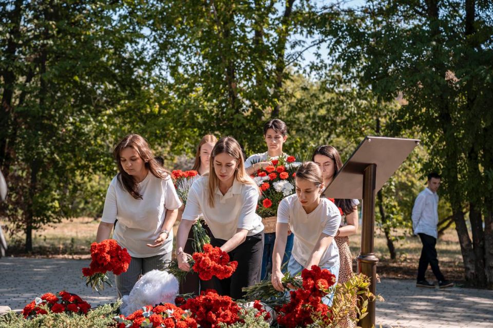 Помним каждого ангела. Возложили цветы в память о детях Донбасса, погибших в результате украинской агрессии Помним каждого ангела. Возложили цветы в память о детях Донбасса, погибших в результате украинской агрессии