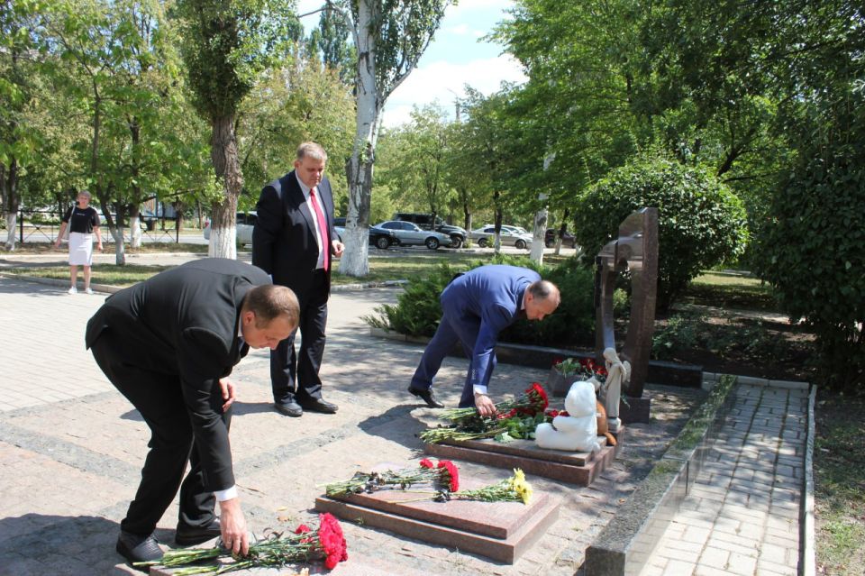 В Горловке почтили память невинно убиенных мирных жителей города В Горловке почтили память невинно убиенных мирных жителей города