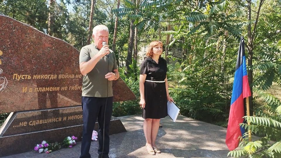 Ждановцы почтили память детей - жертв войны в Донбассе Ждановцы почтили память детей - жертв войны в Донбассе