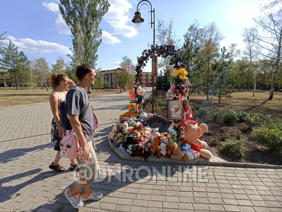 В День памяти детей – жертв войны в Донбассе дончане несут игрушки и цветы на "Аллею ангелов" В День памяти детей – жертв войны в Донбассе дончане несут игрушки и цветы на "Аллею ангелов"