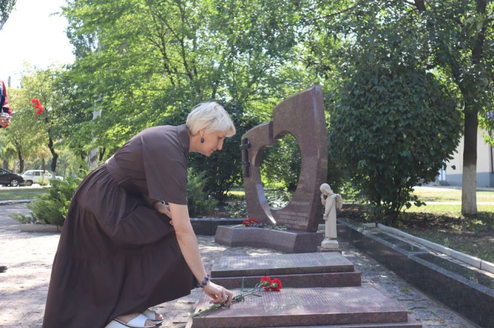 Сегодня, 27 июля, делегация Автомобильно-дорожного института возложила цветы к памятнику, чтобы почтить память беззащитных детей, трагически погибших в результате конфликта Сегодня, 27 июля, делегация Автомобильно-дорожного института возложила цветы к памятнику, чтобы почтить память беззащитных детей, трагически погибших в результате конфликта