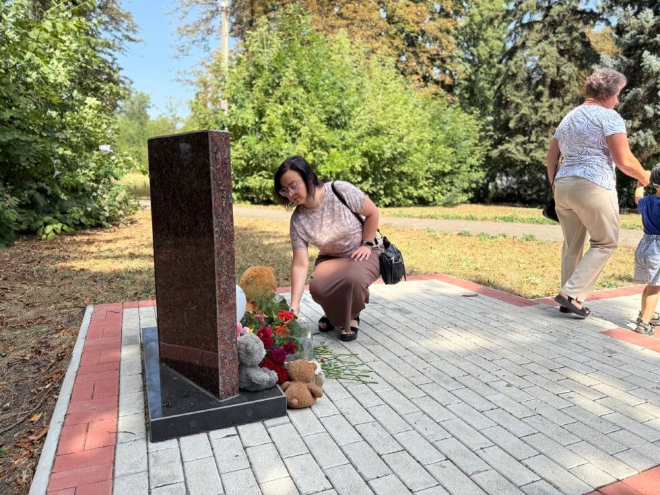 Ангелы Донбасса. Сегодня, 27 июля, в День памяти детей-жертв войны в Донбасса, который был учрежден в 2022 году указом Главы Донецкой Народной Республики Денисом Пушилиным, по всей России проходят памятные мероприятия Ангелы Донбасса. Сегодня, 27 июля, в День памяти детей-жертв войны в Донбасса, который был учрежден в 2022 году указом Главы Донецкой Народной Республики Денисом Пушилиным, по всей России проходят памятные мероприятия