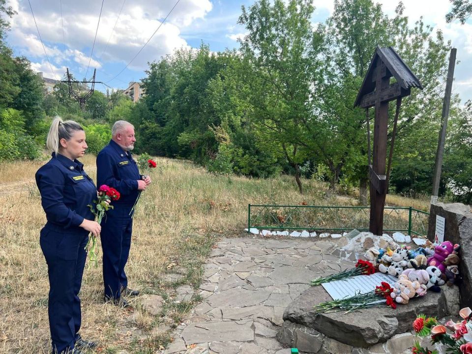 Сегодня день, когда мы с глубокой печалью вспоминаем юные жизни, оборвавшиеся в трагических событиях на Донбассе Сегодня день, когда мы с глубокой печалью вспоминаем юные жизни, оборвавшиеся в трагических событиях на Донбассе