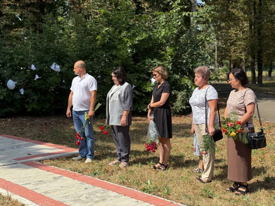 Ангелы Донбасса. Сегодня, 27 июля, в День памяти детей-жертв войны в Донбасса, который был учрежден в 2022 году указом Главы Донецкой Народной Республики Денисом Пушилиным, по всей России проходят памятные мероприятия Ангелы Донбасса. Сегодня, 27 июля, в День памяти детей-жертв войны в Донбасса, который был учрежден в 2022 году указом Главы Донецкой Народной Республики Денисом Пушилиным, по всей России проходят памятные мероприятия