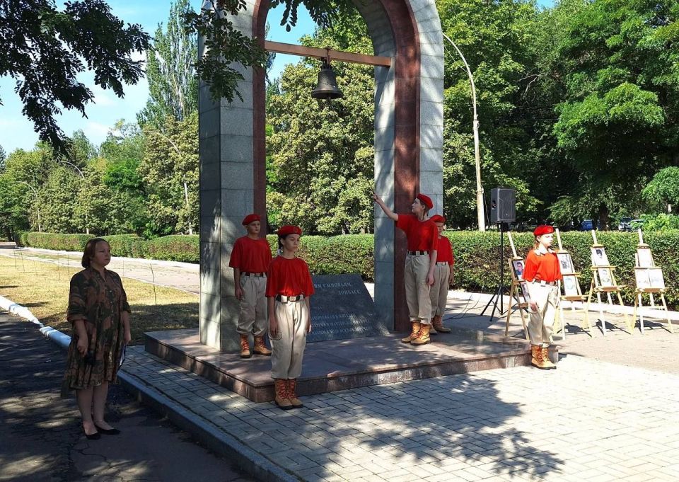 Сегодня, 27 июля возле Памятного знака «Защитникам и мирным жителям города Шахтерска и Шахтерского района, погибшим в ходе боевых действий июль-август 2014...» активисты Женского движения партии Единая Россия приняли участие... Сегодня, 27 июля возле Памятного знака «Защитникам и мирным жителям города Шахтерска и Шахтерского района, погибшим в ходе боевых действий июль-август 2014...» активисты Женского движения партии Единая Россия приняли участие...