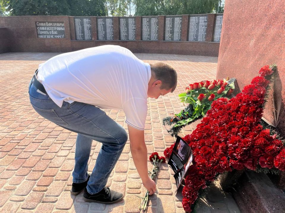 Наталья Великодная: Сегодня, в этот скорбный день, молодежь Тельмановского муниципального округа вместе с исполняющим обязанности Главы Администрации, почтили память детей, чьи жизни оборвались во время боевых действий на... Наталья Великодная: Сегодня, в этот скорбный день, молодежь Тельмановского муниципального округа вместе с исполняющим обязанности Главы Администрации, почтили память детей, чьи жизни оборвались во время боевых действий на...
