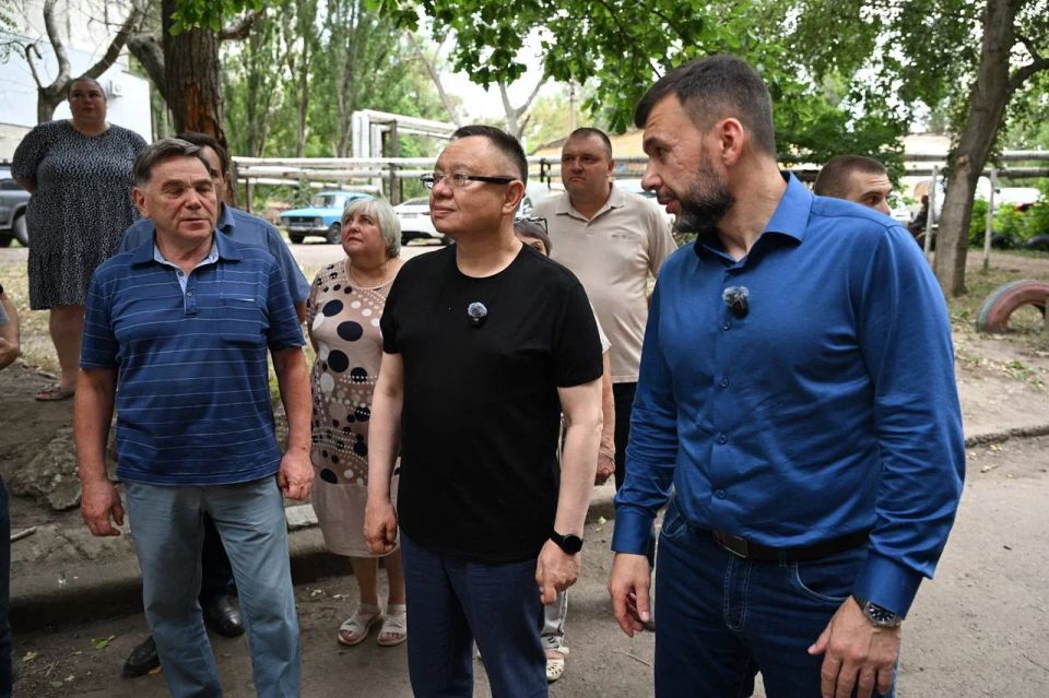 Министр строительства и ЖКХ РФ Ирек Файзуллин вместе с главой ДНР Денисом Пушилиным осмотрел ход ремонта многоквартирных домов в Кировском районе ДНР Министр строительства и ЖКХ РФ Ирек Файзуллин вместе с главой ДНР Денисом Пушилиным осмотрел ход ремонта многоквартирных домов в Кировском районе ДНР