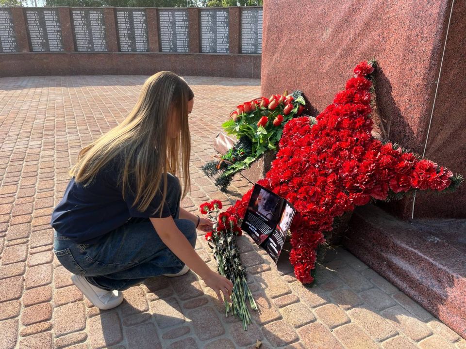 Наталья Великодная: Сегодня, в этот скорбный день, молодежь Тельмановского муниципального округа вместе с исполняющим обязанности Главы Администрации, почтили память детей, чьи жизни оборвались во время боевых действий на... Наталья Великодная: Сегодня, в этот скорбный день, молодежь Тельмановского муниципального округа вместе с исполняющим обязанности Главы Администрации, почтили память детей, чьи жизни оборвались во время боевых действий на...