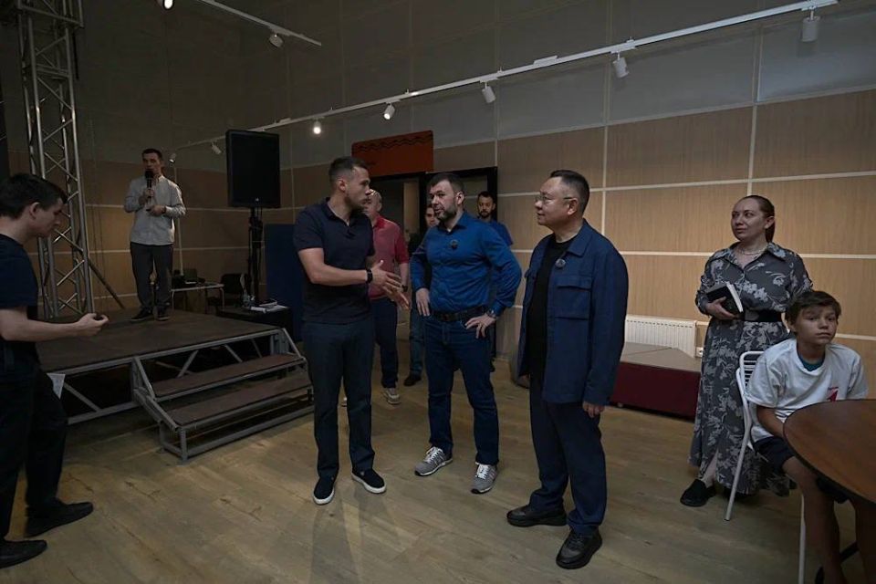 В ходе рабочей поездки в ДНР Министр строительства и ЖКХ РФ Ирек Файзуллин совместно с главой региона Денисом Пушилиным посетил филиал «Дома молодёжи» в Волновахе В ходе рабочей поездки в ДНР Министр строительства и ЖКХ РФ Ирек Файзуллин совместно с главой региона Денисом Пушилиным посетил филиал «Дома молодёжи» в Волновахе