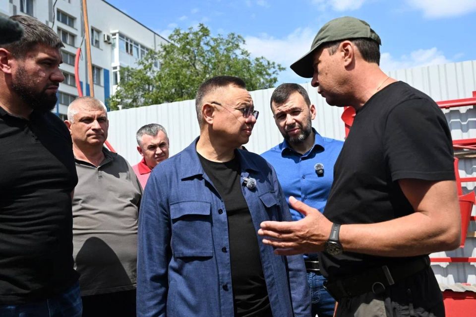 Глава Минстроя России Ирек Файзуллин вместе с Главой ДНР Денисом Пушилиным ознакомился с ходом строительства многоквартирных домов в Волновахе Глава Минстроя России Ирек Файзуллин вместе с Главой ДНР Денисом Пушилиным ознакомился с ходом строительства многоквартирных домов в Волновахе