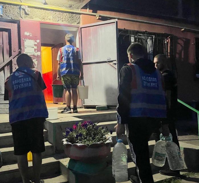 Волонтеры Снежного доставили воду ветеранам Волонтеры Снежного доставили воду ветеранам
