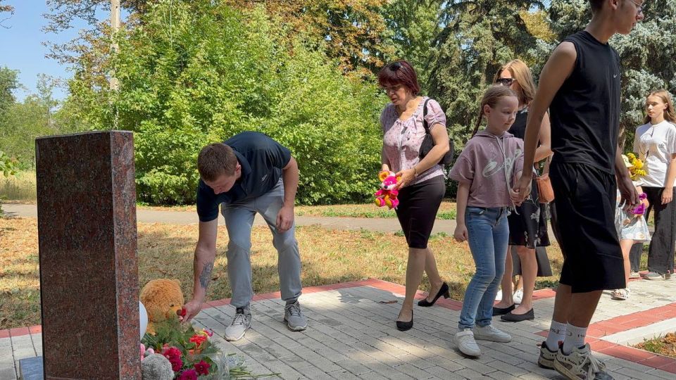 Ангелы Донбасса. Сегодня, 27 июля, в День памяти детей-жертв войны в Донбасса, который был учрежден в 2022 году указом Главы Донецкой Народной Республики Денисом Пушилиным, по всей России проходят памятные мероприятия Ангелы Донбасса. Сегодня, 27 июля, в День памяти детей-жертв войны в Донбасса, который был учрежден в 2022 году указом Главы Донецкой Народной Республики Денисом Пушилиным, по всей России проходят памятные мероприятия