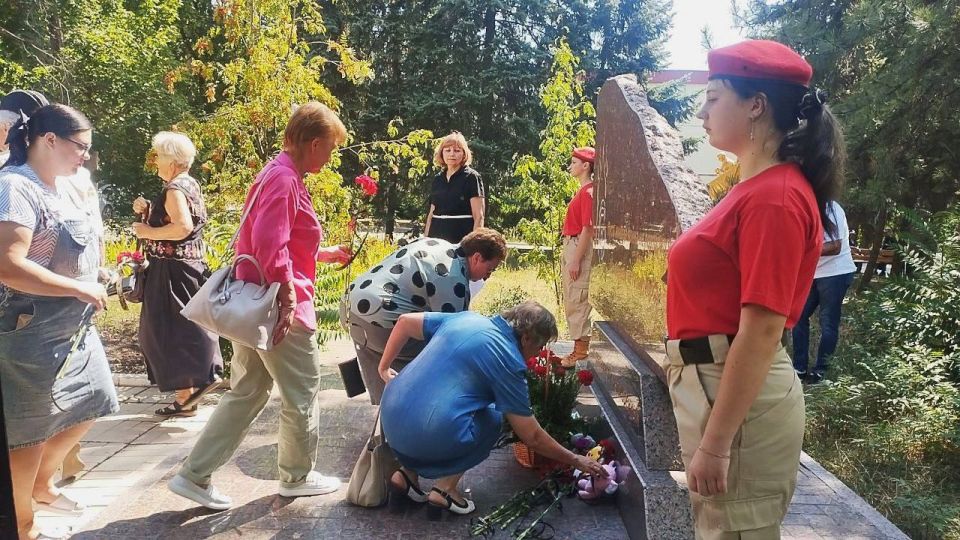В этот день по всей Республике проходят памятные встречи и мероприятия, призванные почтить память детей — жертв войны в Донбассе В этот день по всей Республике проходят памятные встречи и мероприятия, призванные почтить память детей — жертв войны в Донбассе