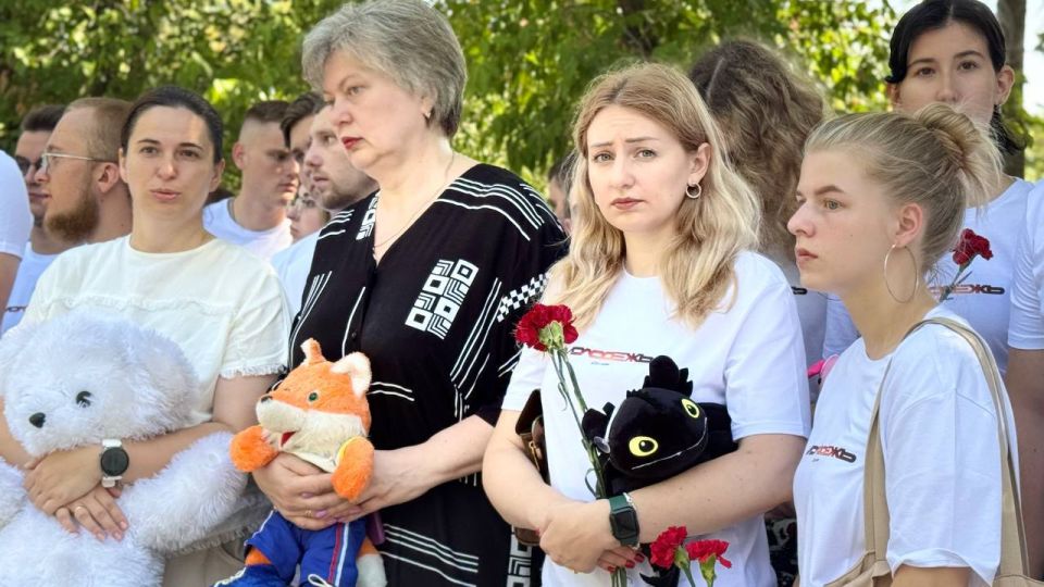 В Донецке на Аллее ангелов почтили память погибших детей Донбасса В Донецке на Аллее ангелов почтили память погибших детей Донбасса