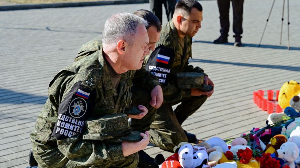 В День памяти детей – жертв войны в Донбассе – на Аллее Ангелов в Донецке с раннего утра много людей В День памяти детей – жертв войны в Донбассе – на Аллее Ангелов в Донецке с раннего утра много людей