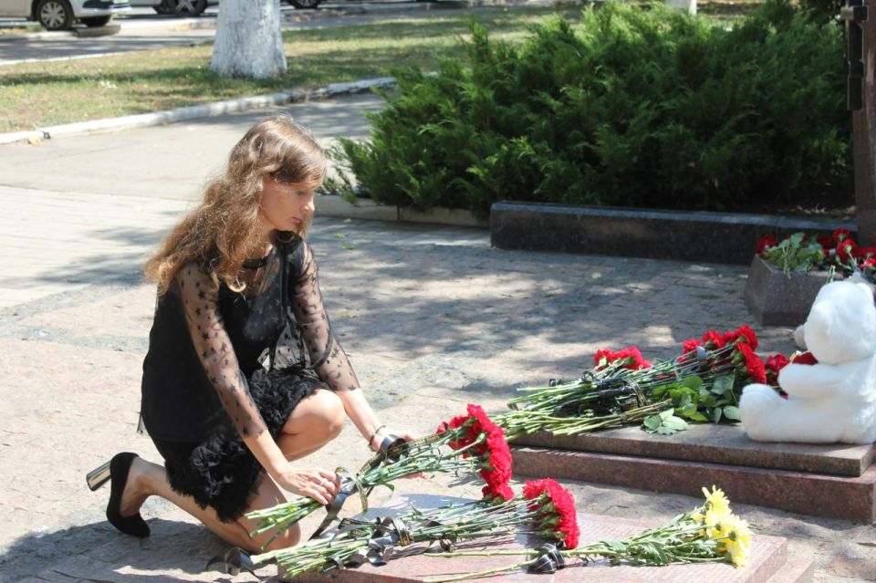 В Горловке почтили память невинно убиенных мирных жителей города В Горловке почтили память невинно убиенных мирных жителей города