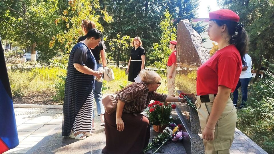 Ждановцы почтили память детей - жертв войны в Донбассе Ждановцы почтили память детей - жертв войны в Донбассе