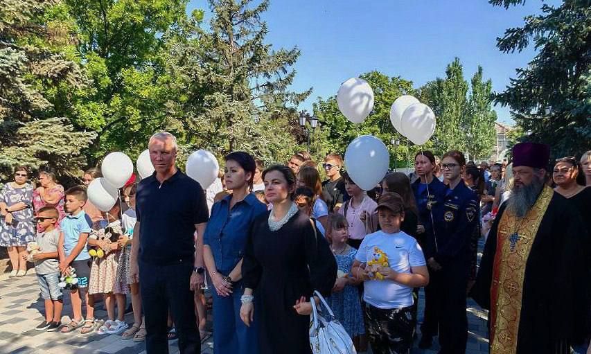 Сегодня день, когда мы с глубокой печалью вспоминаем юные жизни, оборвавшиеся в трагических событиях на Донбассе Сегодня день, когда мы с глубокой печалью вспоминаем юные жизни, оборвавшиеся в трагических событиях на Донбассе